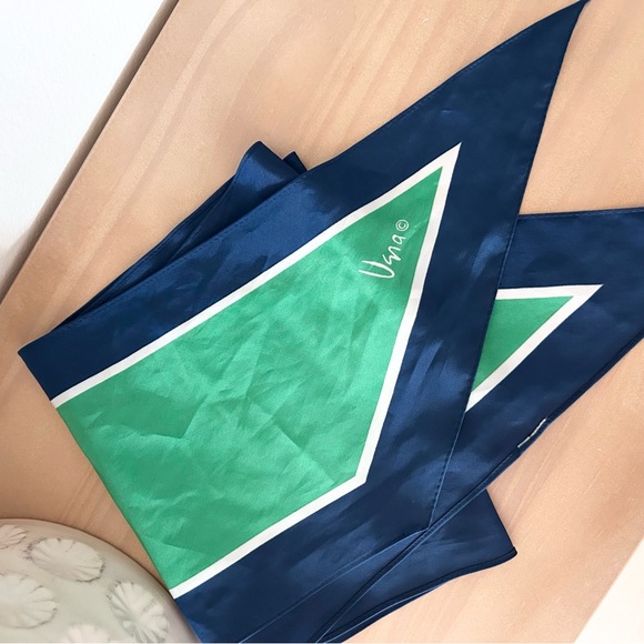 Vintage 1980's Vera Oblong Scarf
With Tapered Ends - Picture 3 of 3